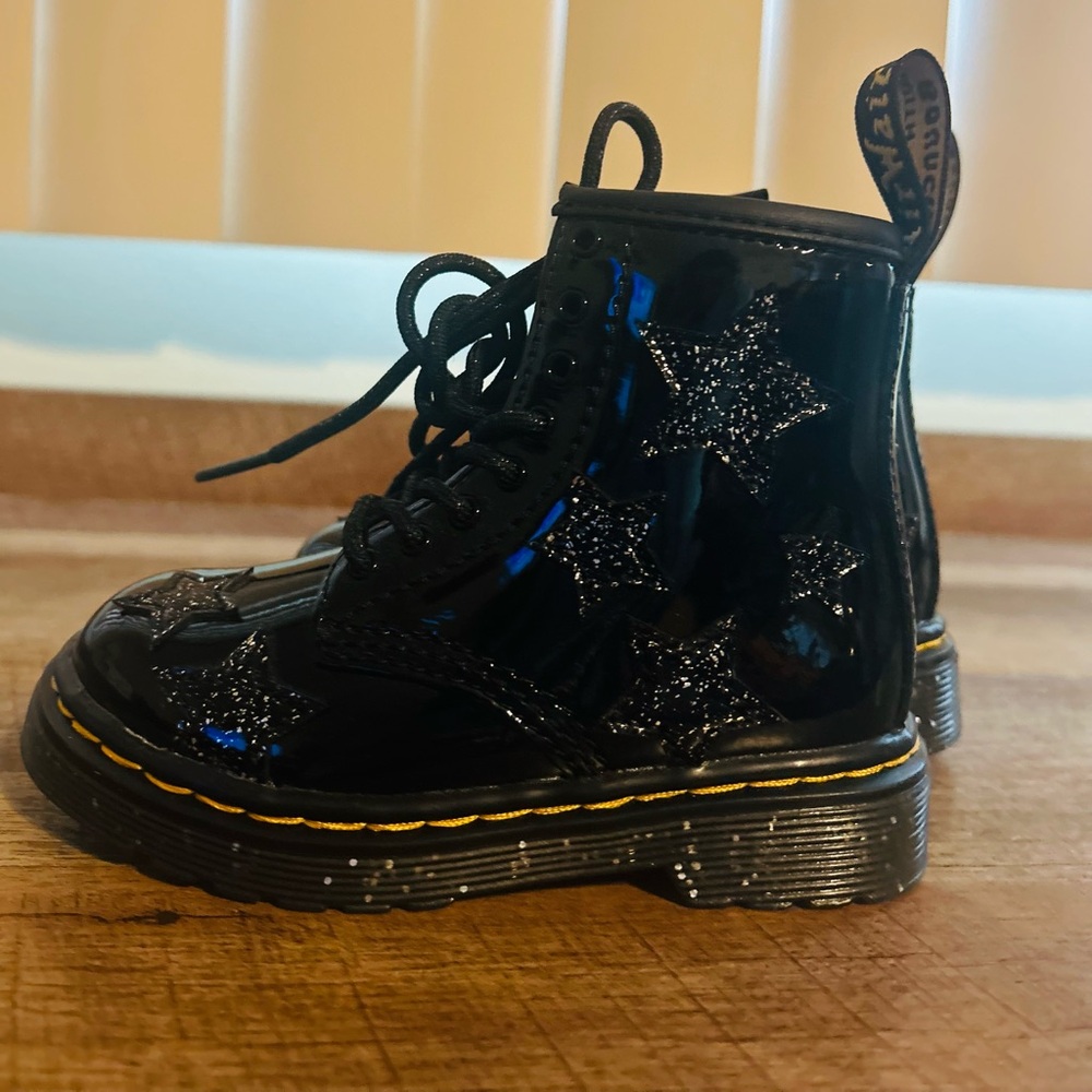 Dr.Martens Toddler 1460 Glitter Star Patent Lace Up Black Boots, Size 7. - Picture 12 of 16